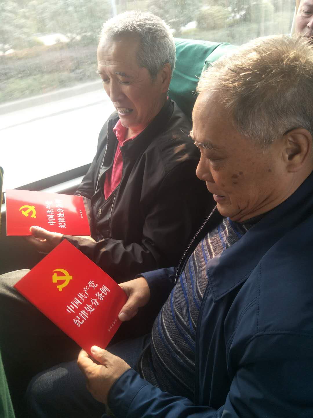 组织老干部学习《中国共产党纪律处分条例》.jpg