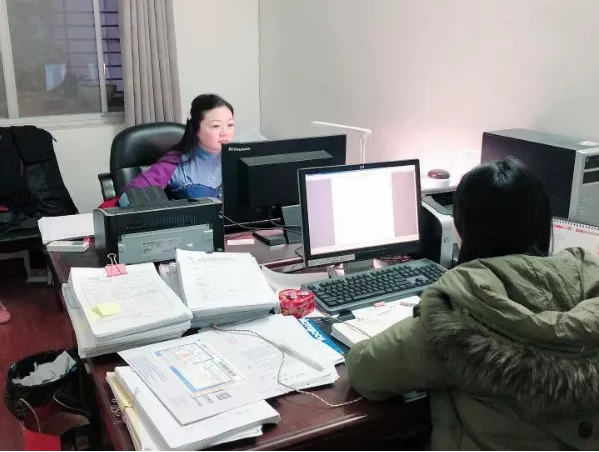 荣雯芳法官、书记员江秋凌加班结案.png