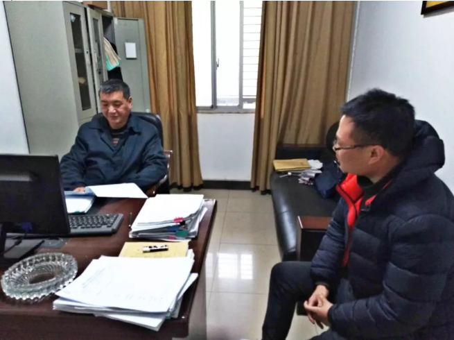 李安文法官与当事人沟通.png